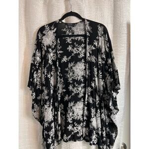 Karen Kane size M/L black and white embroidered kimono